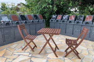 夫婦墓　休憩スペース